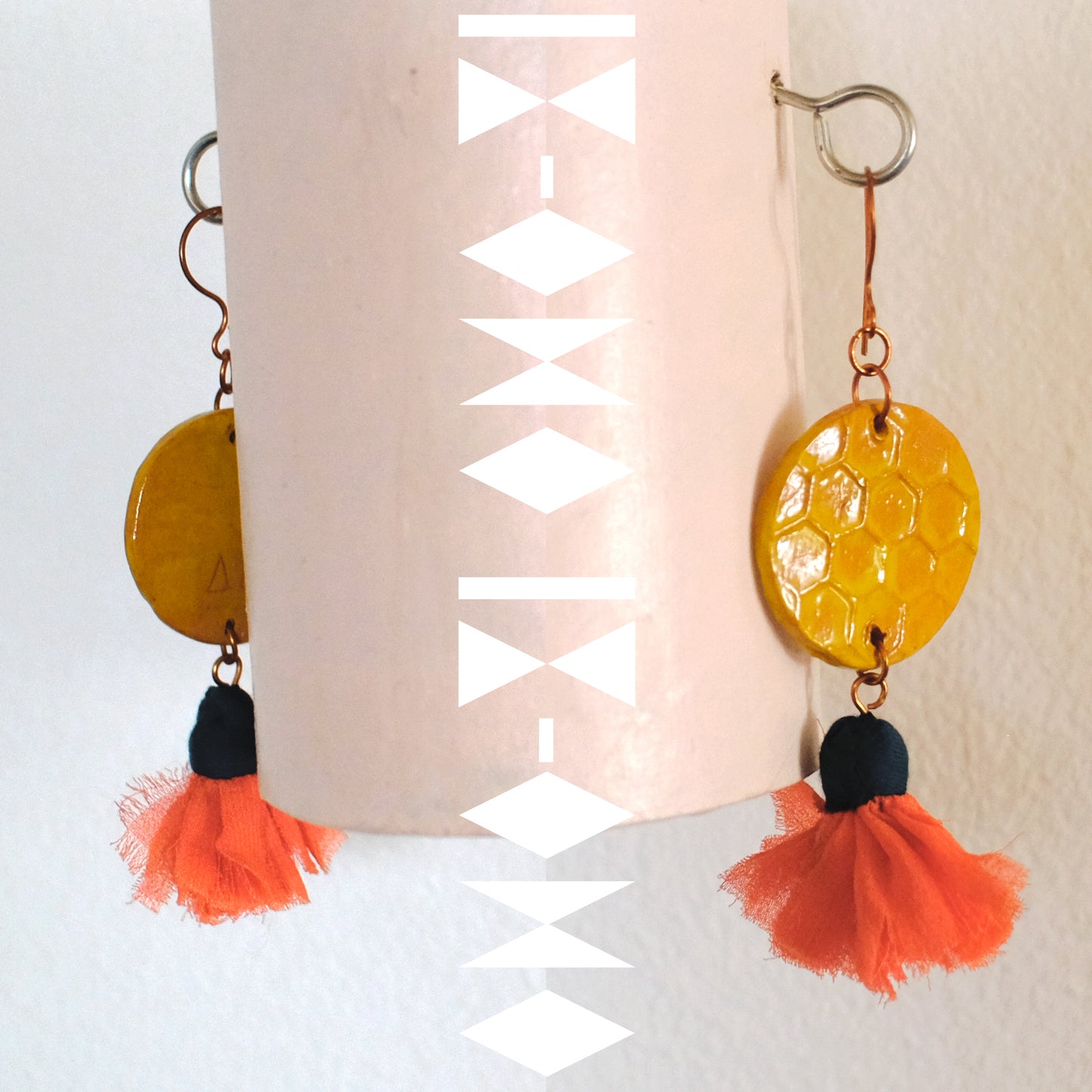 Orecchini con medaglione di favi