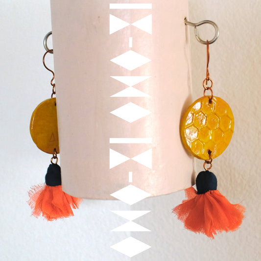 Orecchini con medaglione di favi