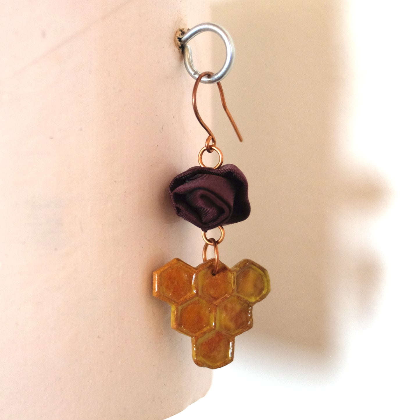 Orecchini con rosa e favi d'ape