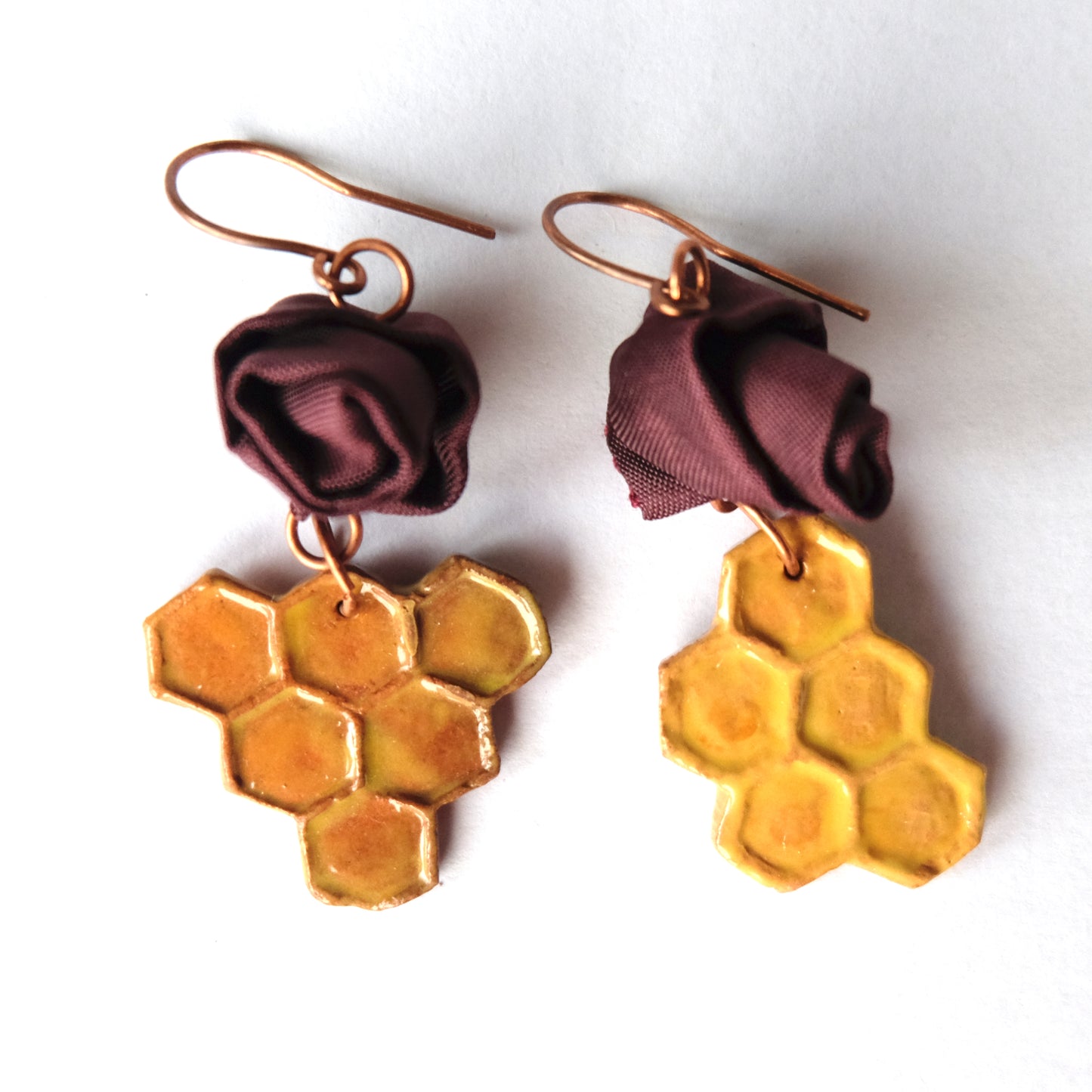 Orecchini con rosa e favi d'ape