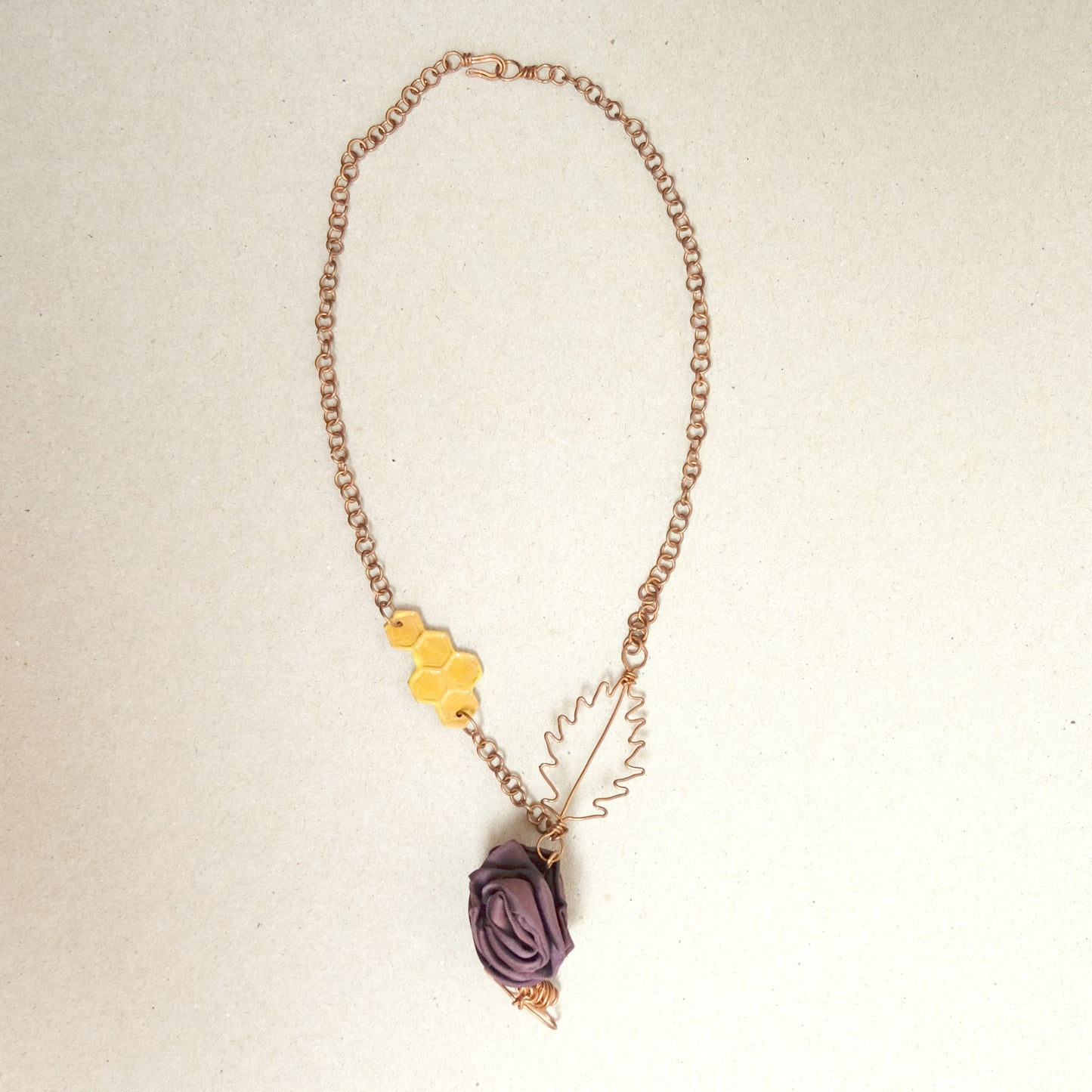 Collana con rosa e ape