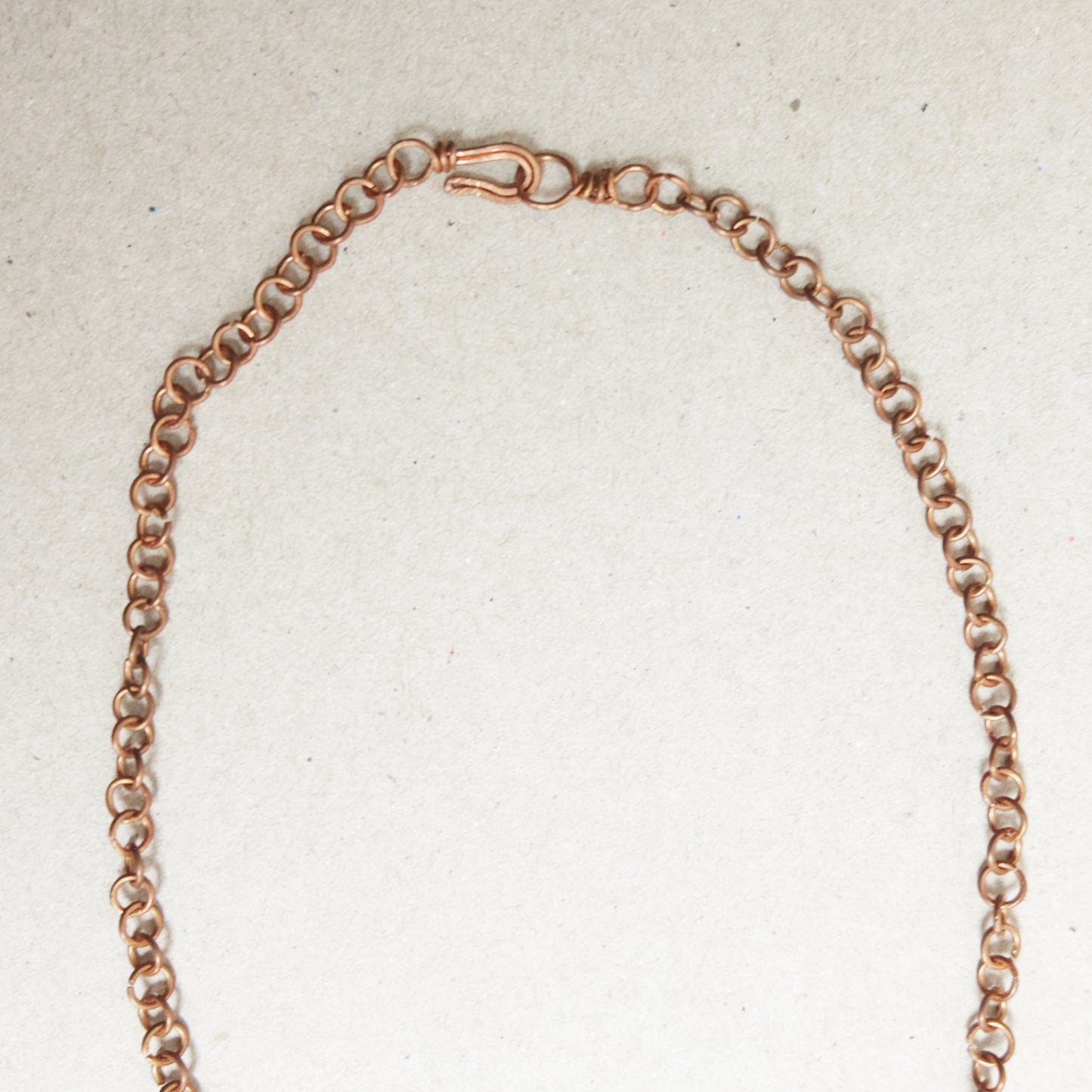 Collana con rosa e ape