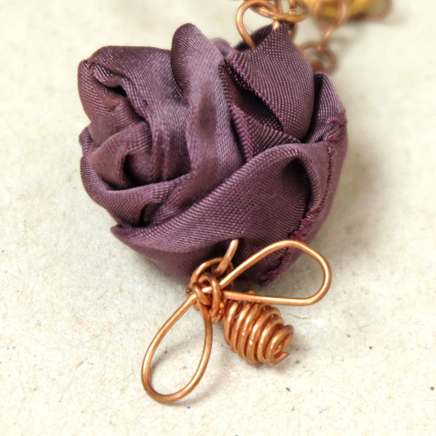 Collana con rosa e ape