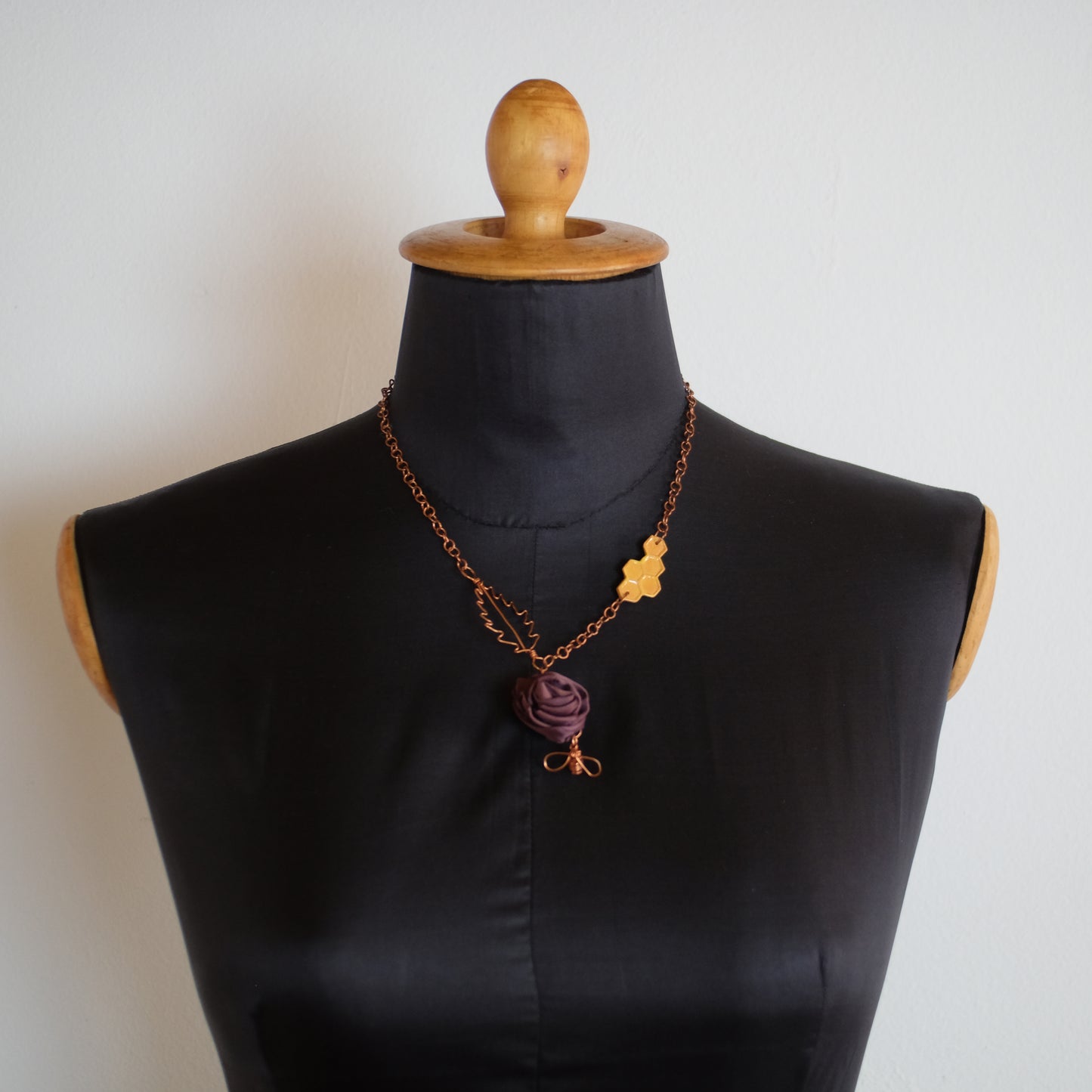 Collana con rosa e ape