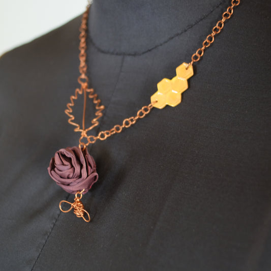Collana con rosa e ape