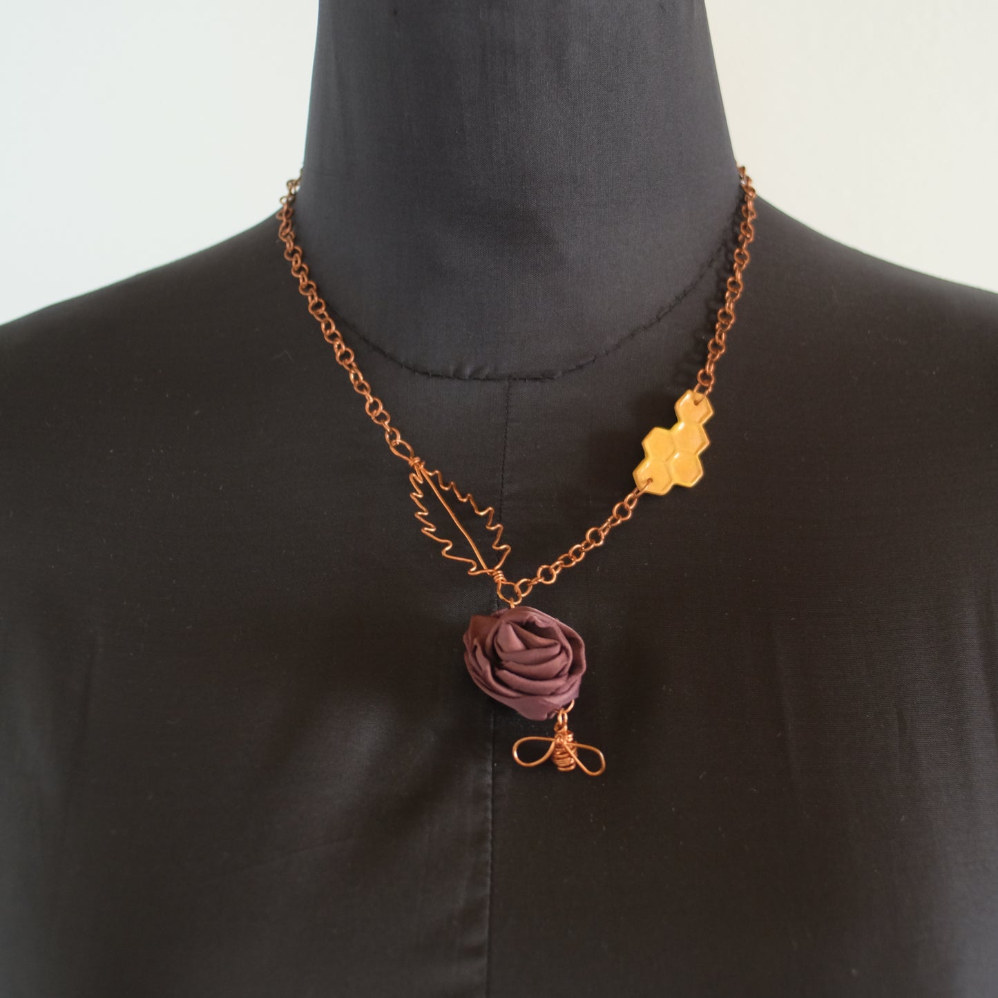 Collana con rosa e ape