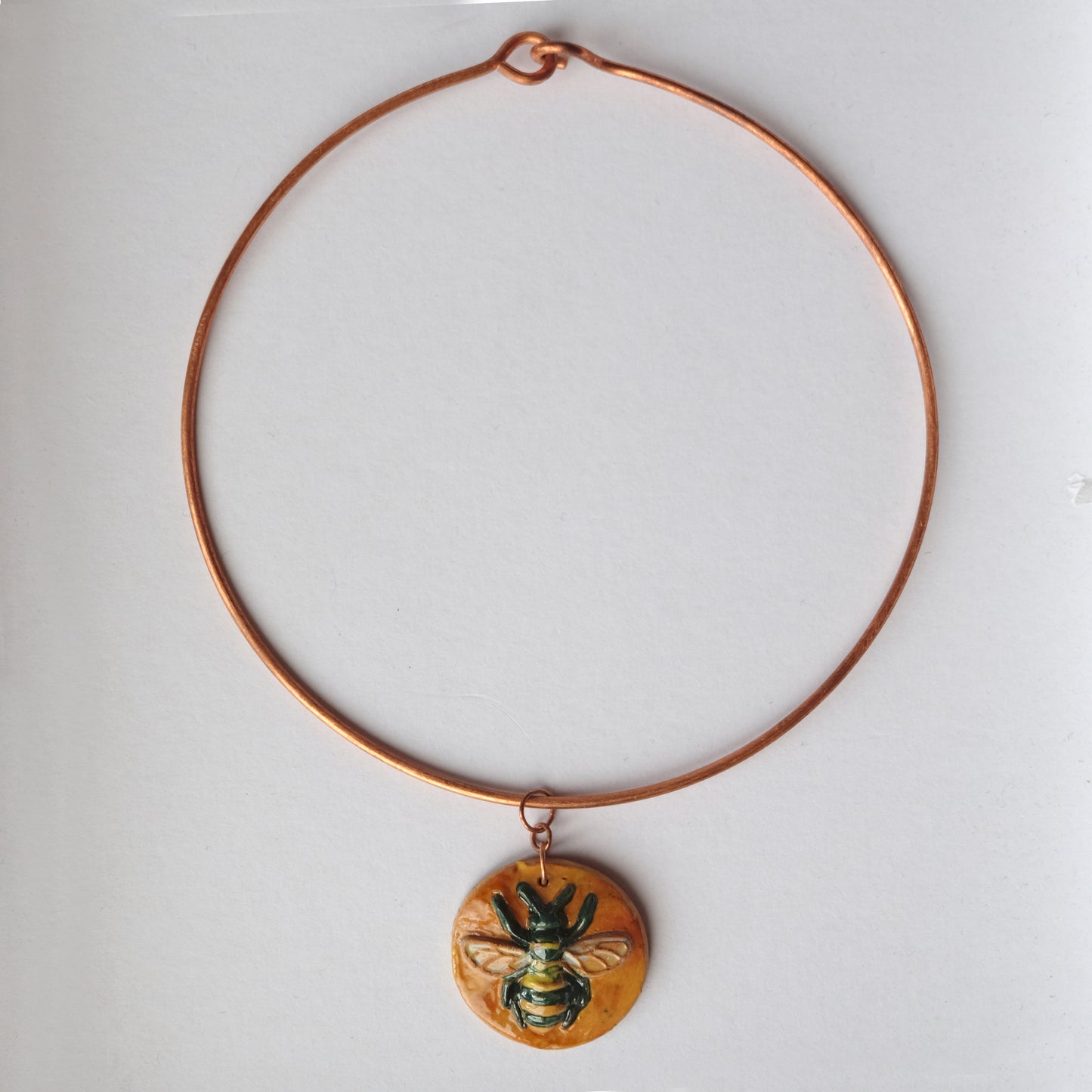 Collana rigida con medaglione in ceramica smaltata