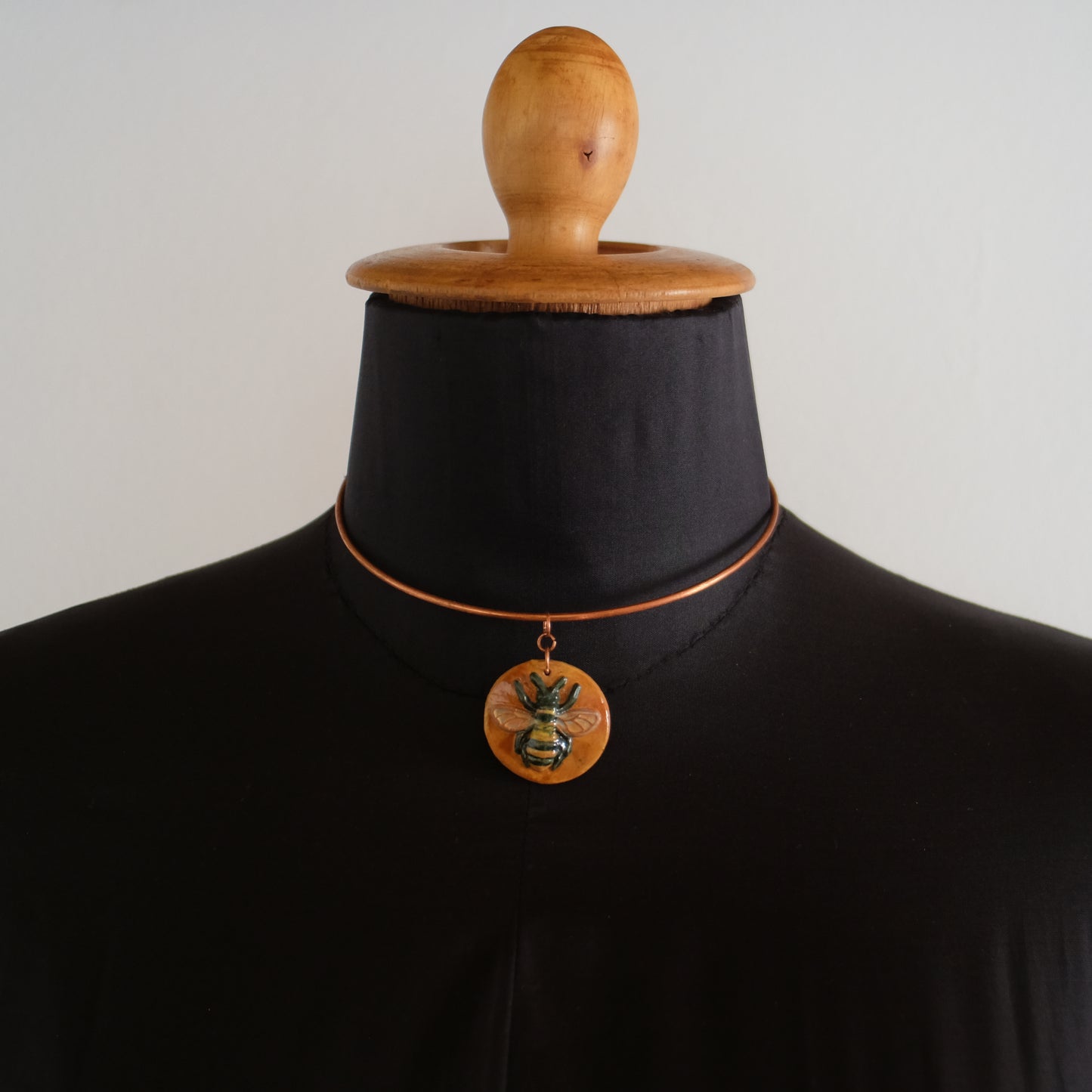 Collana rigida con medaglione in ceramica smaltata