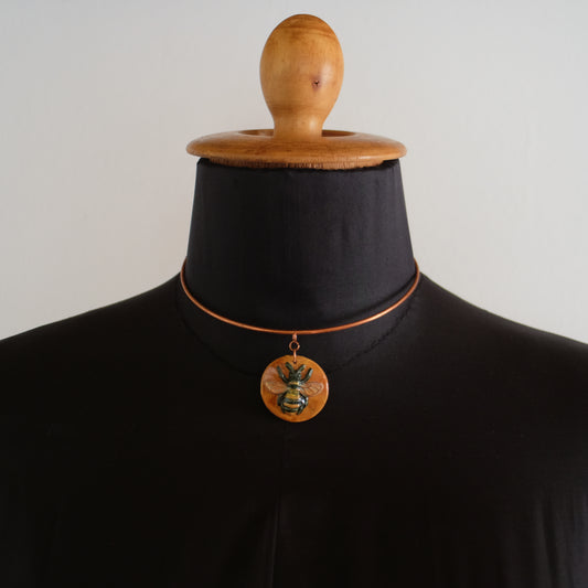 Collana rigida con medaglione in ceramica smaltata