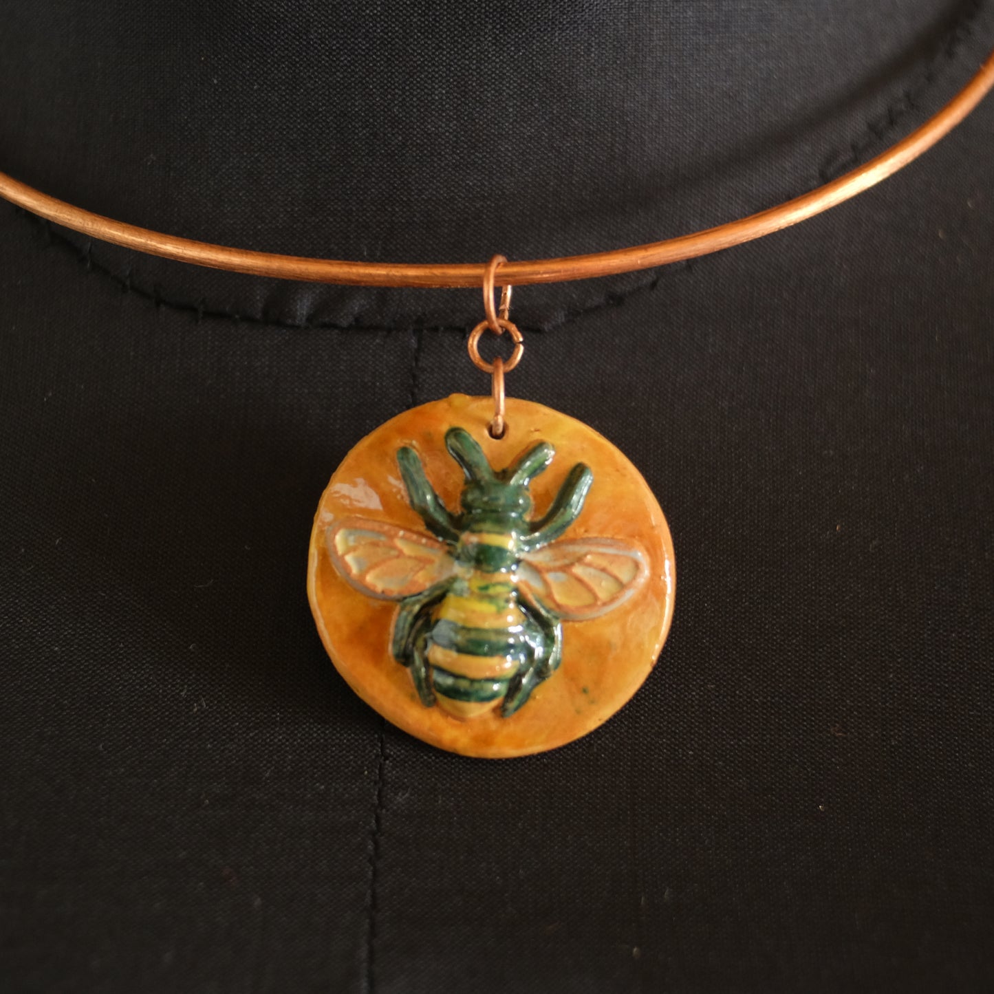 Collana rigida con medaglione in ceramica smaltata