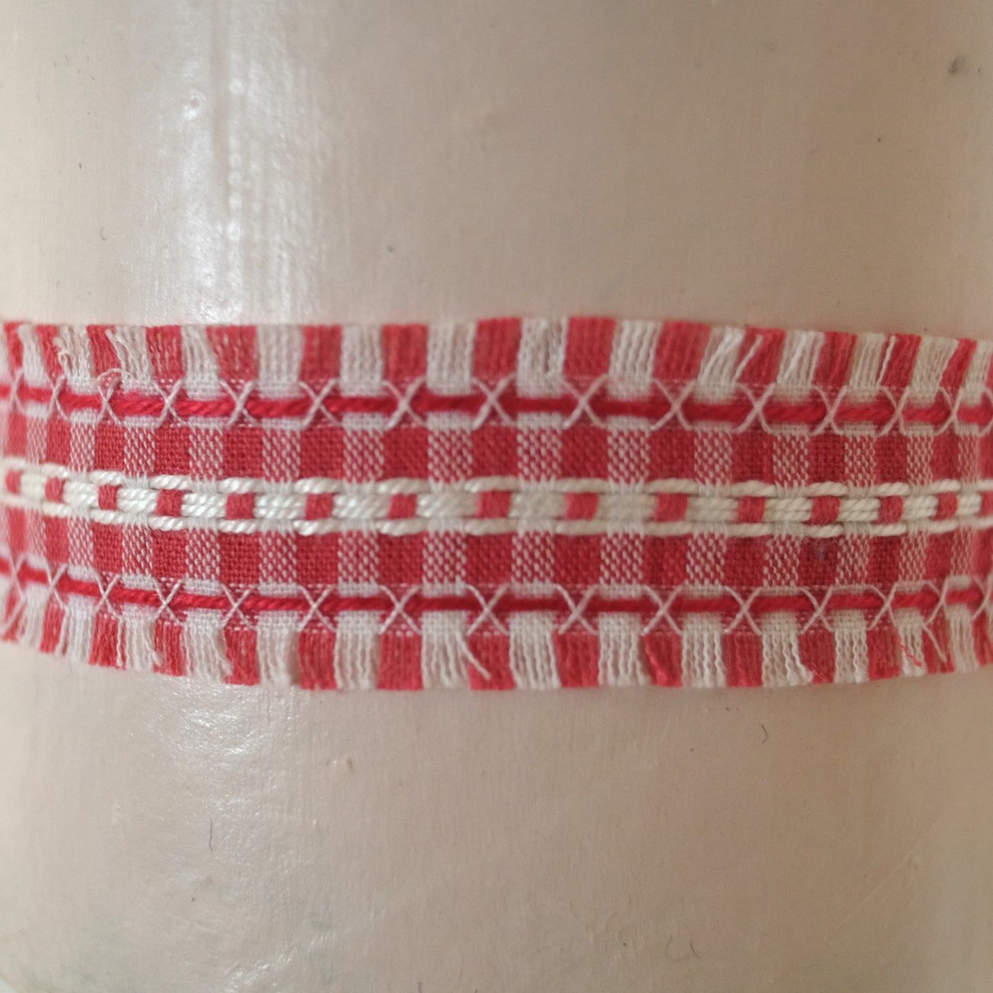 Choker in cotone vichy bianco e rosso, ricamato. H 2cm