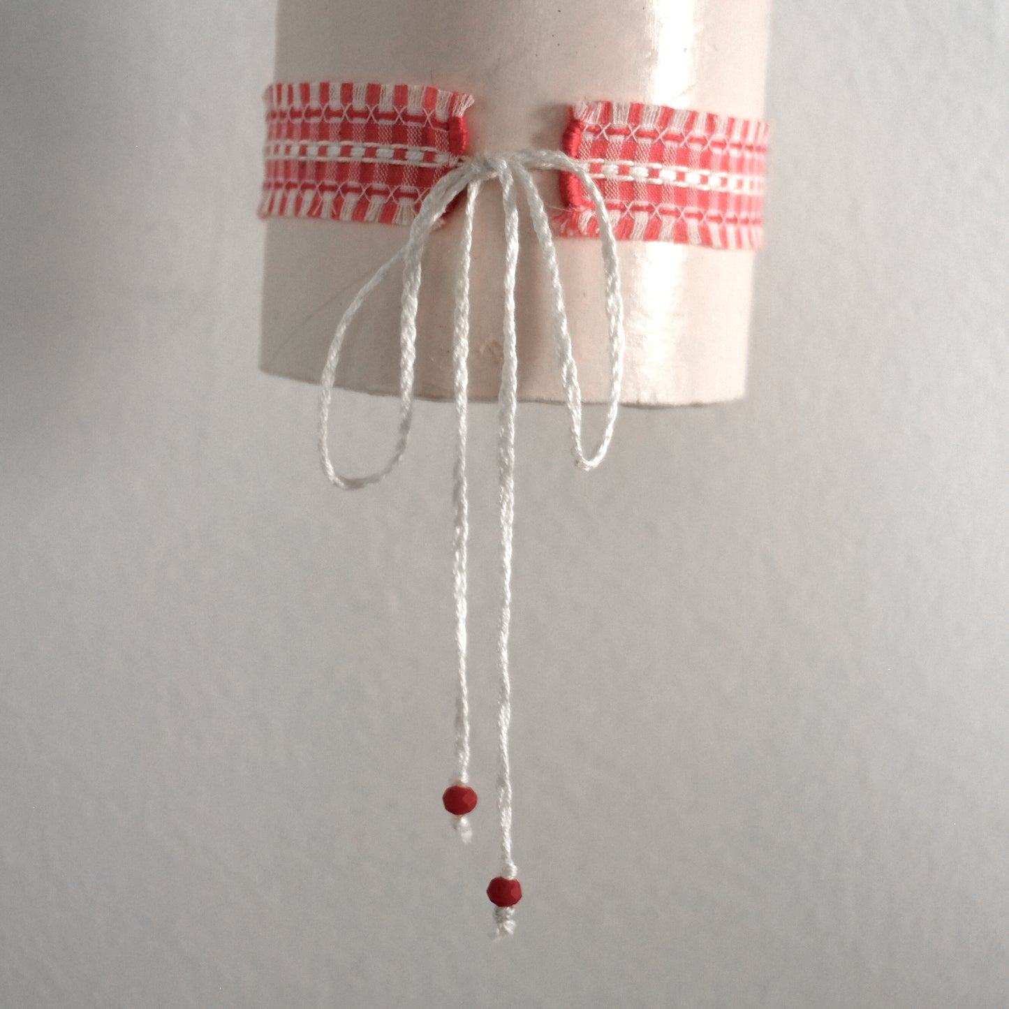 Choker in cotone vichy bianco e rosso, ricamato. H 2cm