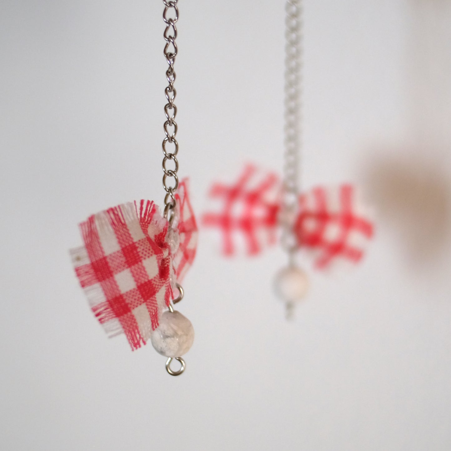 Orecchini con fiocco pendente. Cotone vichy bianco e rosso e aulite