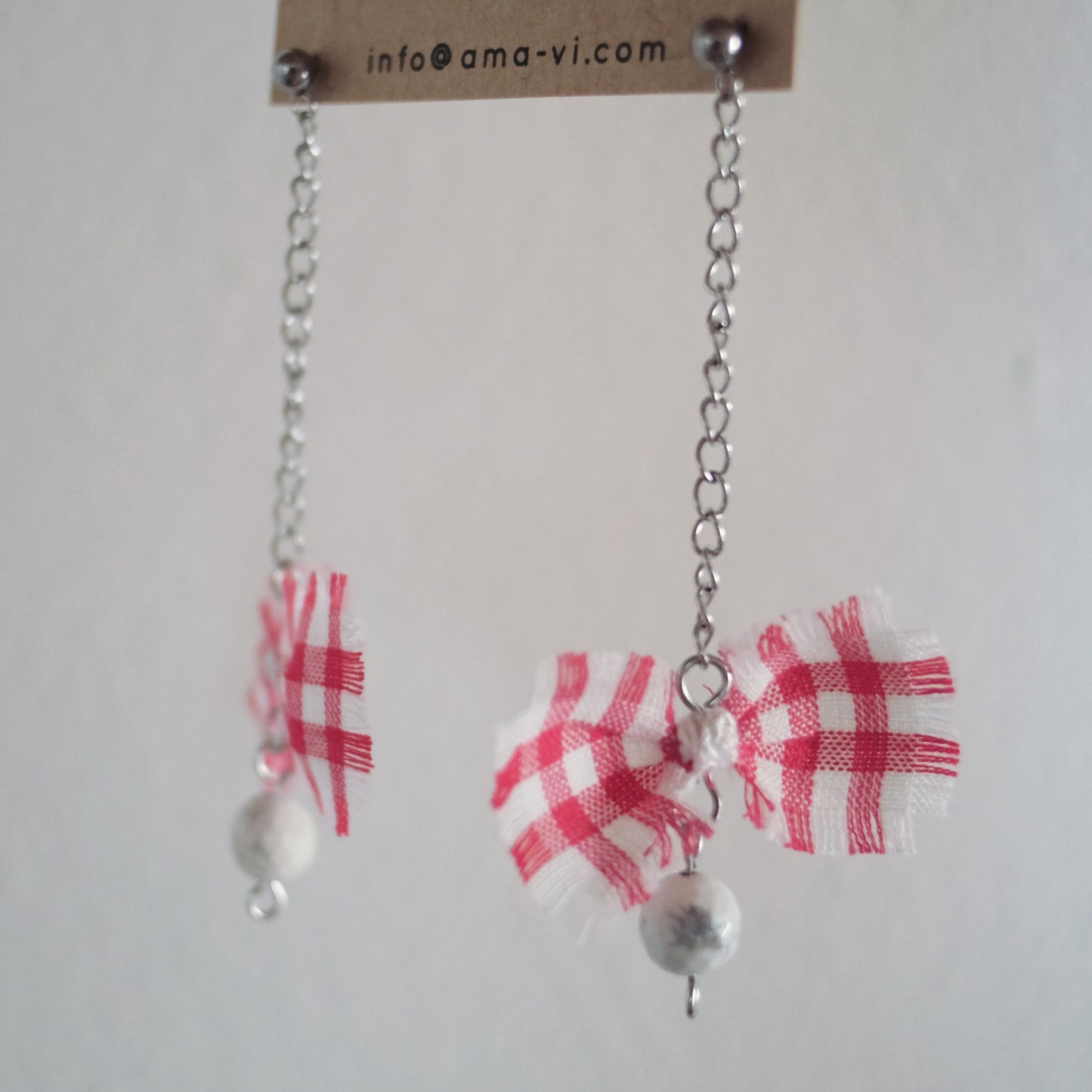 Orecchini con fiocco pendente. Cotone vichy bianco e rosso e aulite