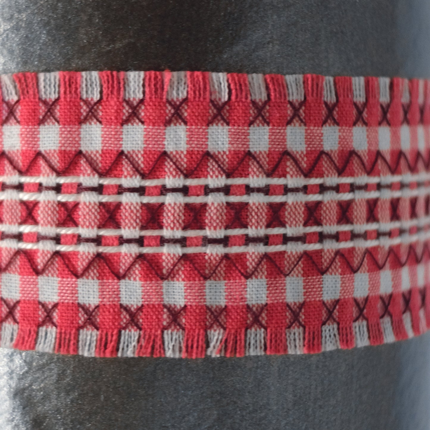 Collana choker in cotone vichy, ricamata. H 3.5cm