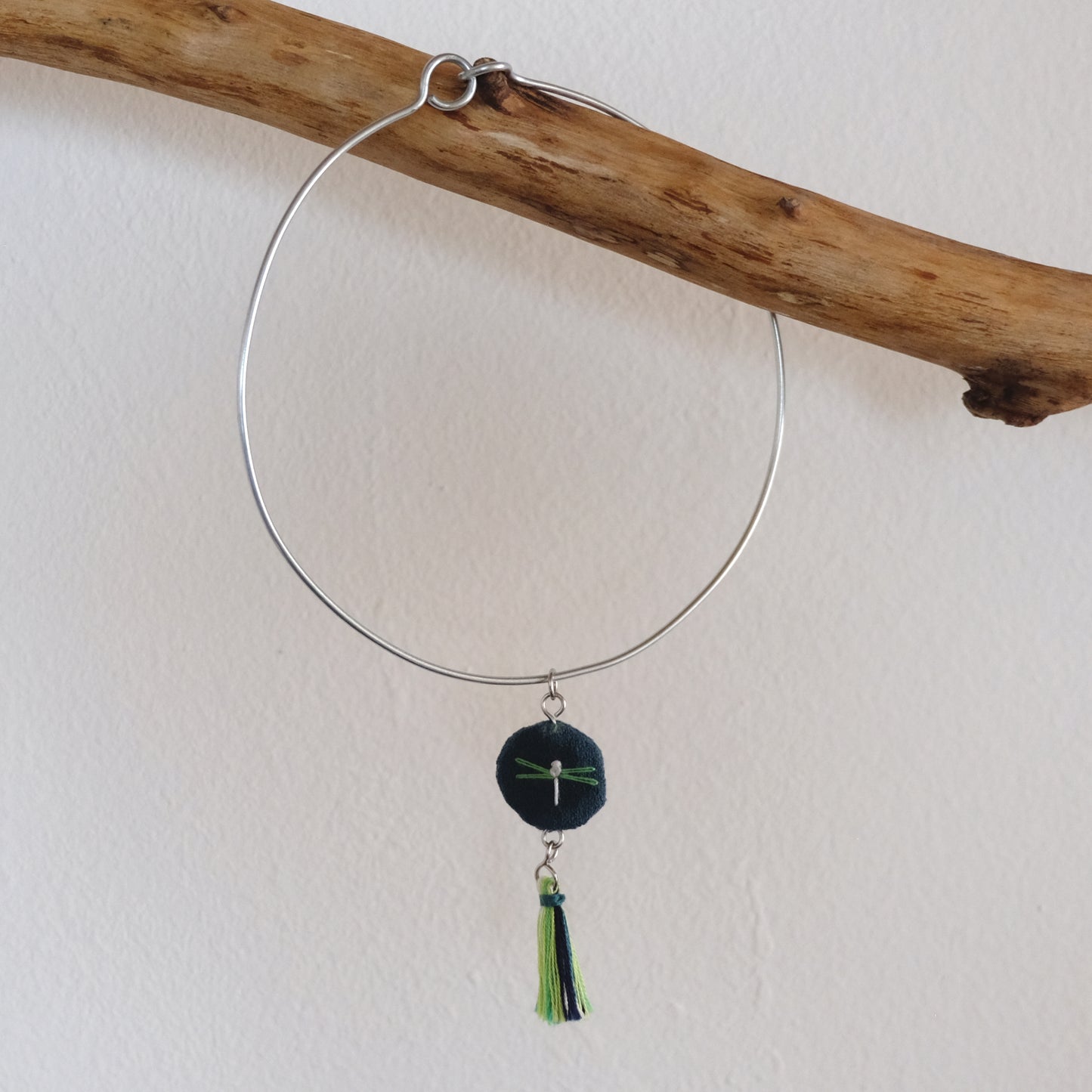 Collana rigida con pendente e libellula ricamata