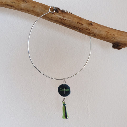 Collana rigida con pendente e libellula ricamata