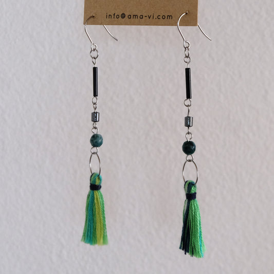 Orecchini sottili con nappa in cotone, malachite e vetro