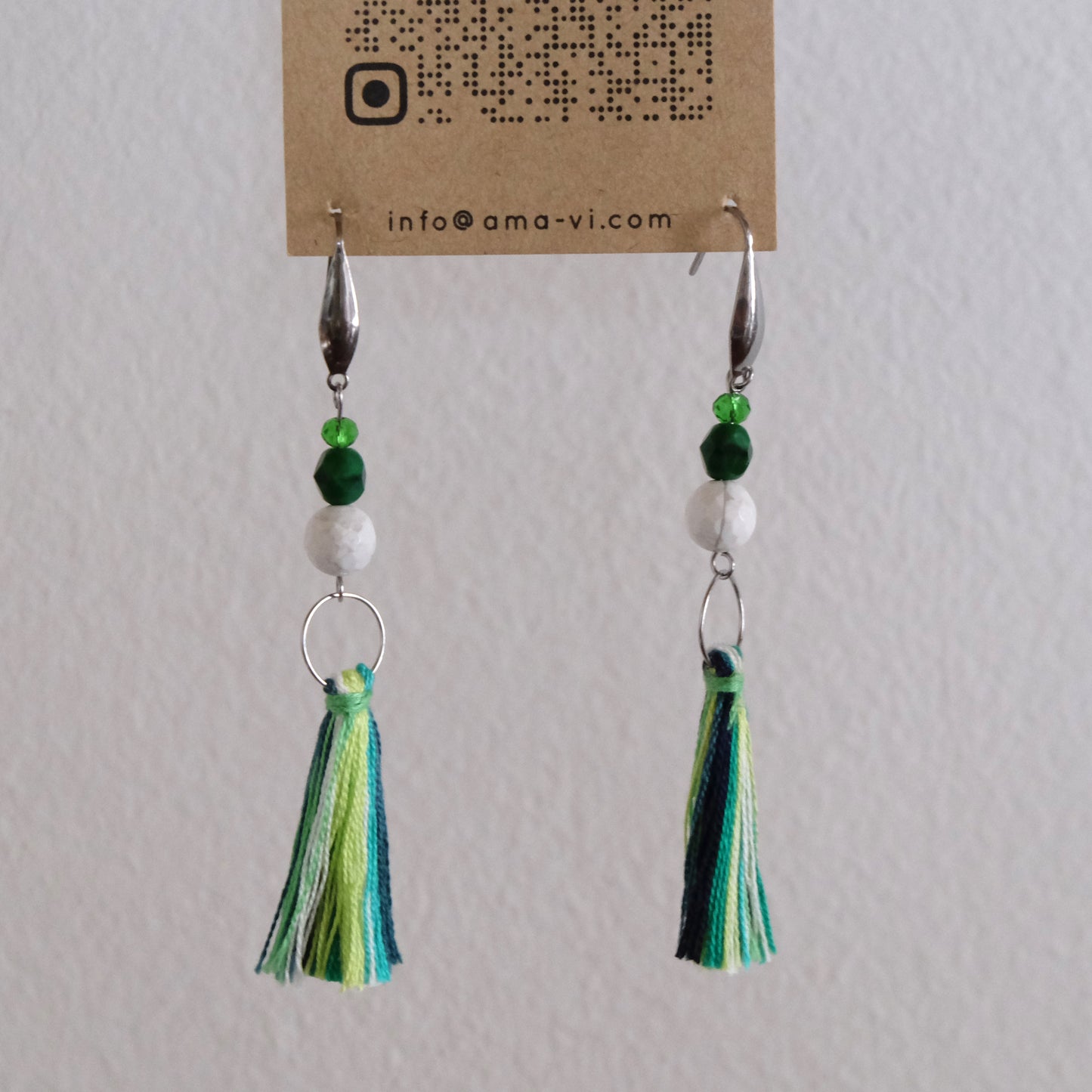 Orecchini con nappa in cotone, aulite e malachite