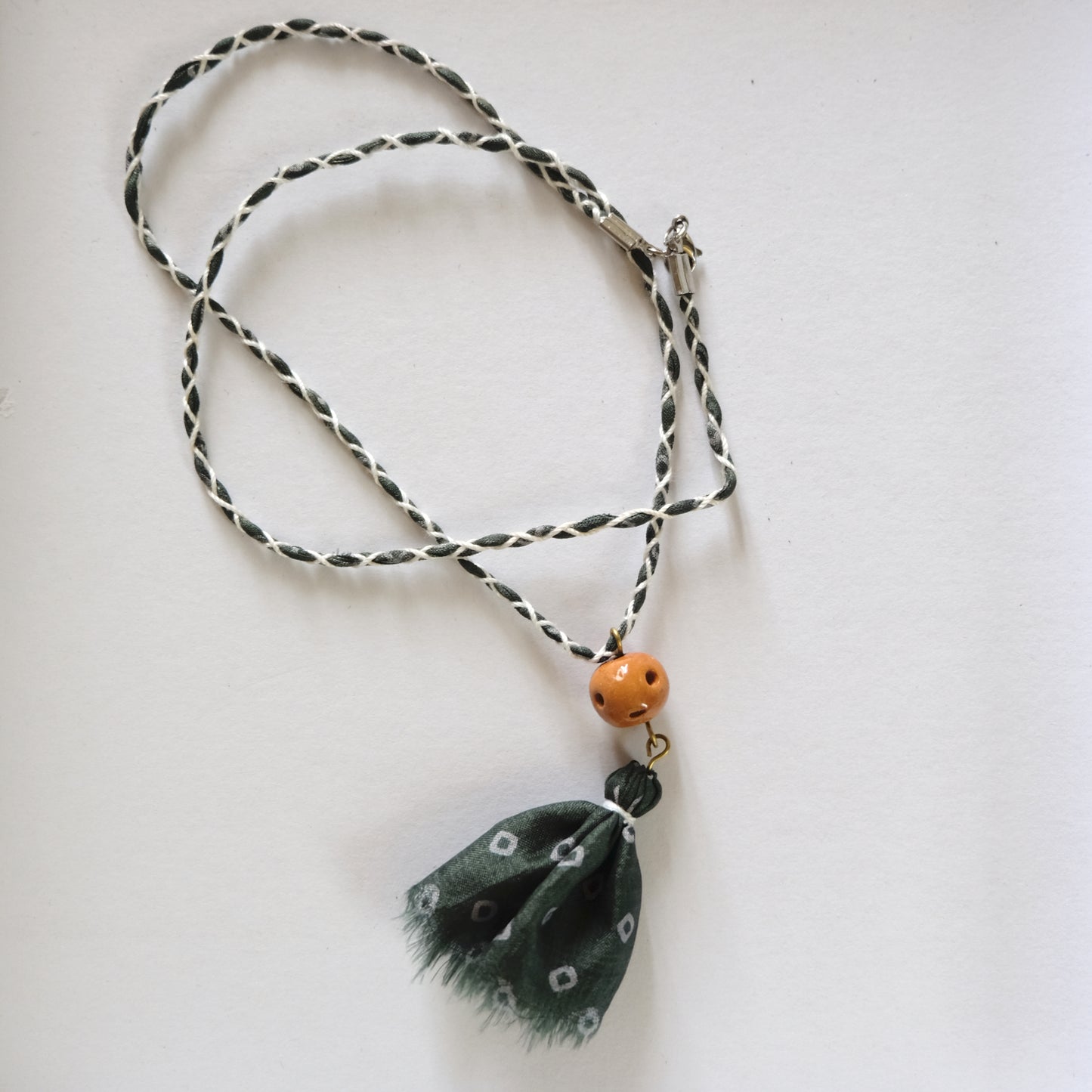 Collana con pendente in seta e ceramica