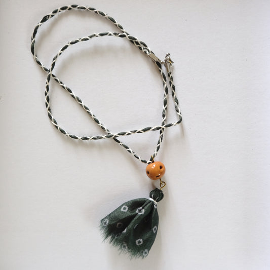 Collana con pendente in seta e ceramica