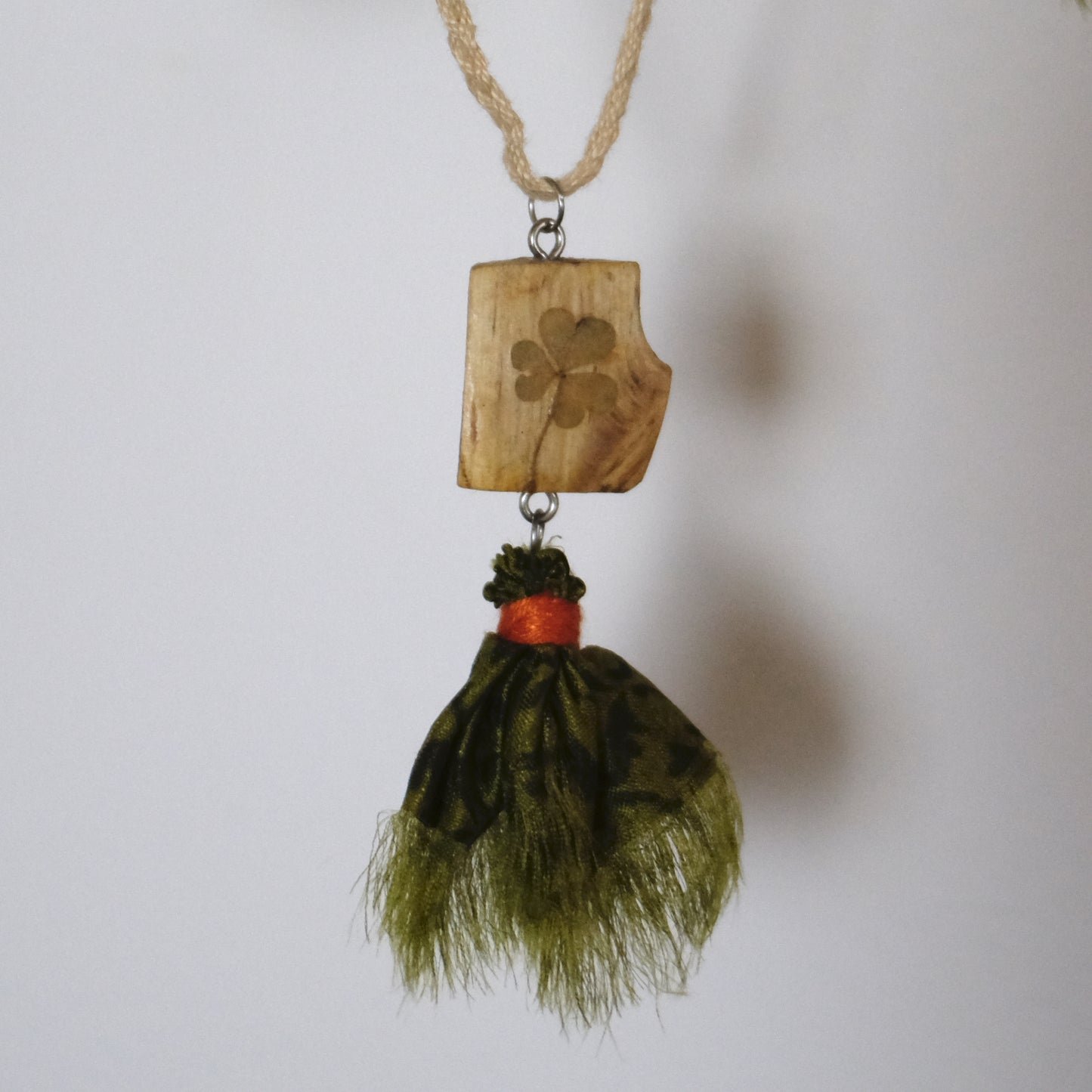 Collana con pendente in legno e seta. Acetosella