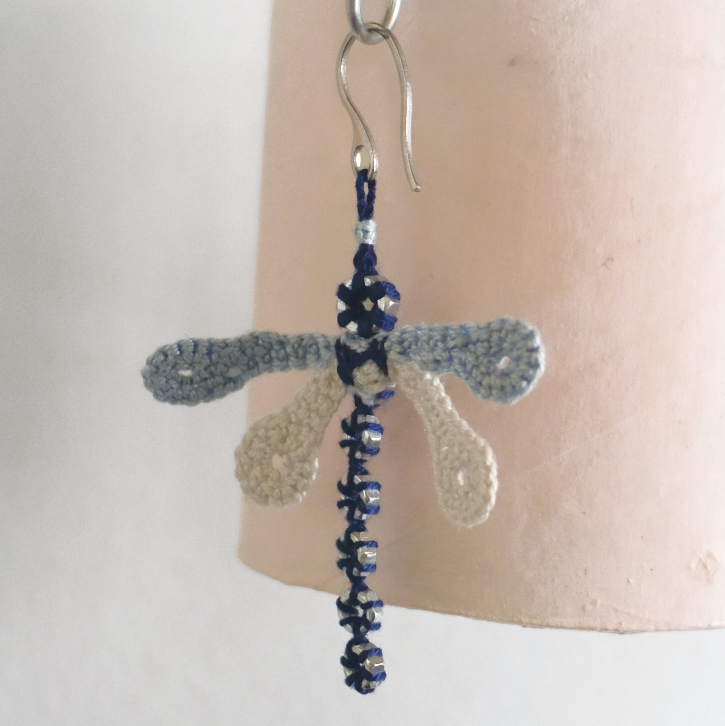 Orecchini uncinetto e bulloni