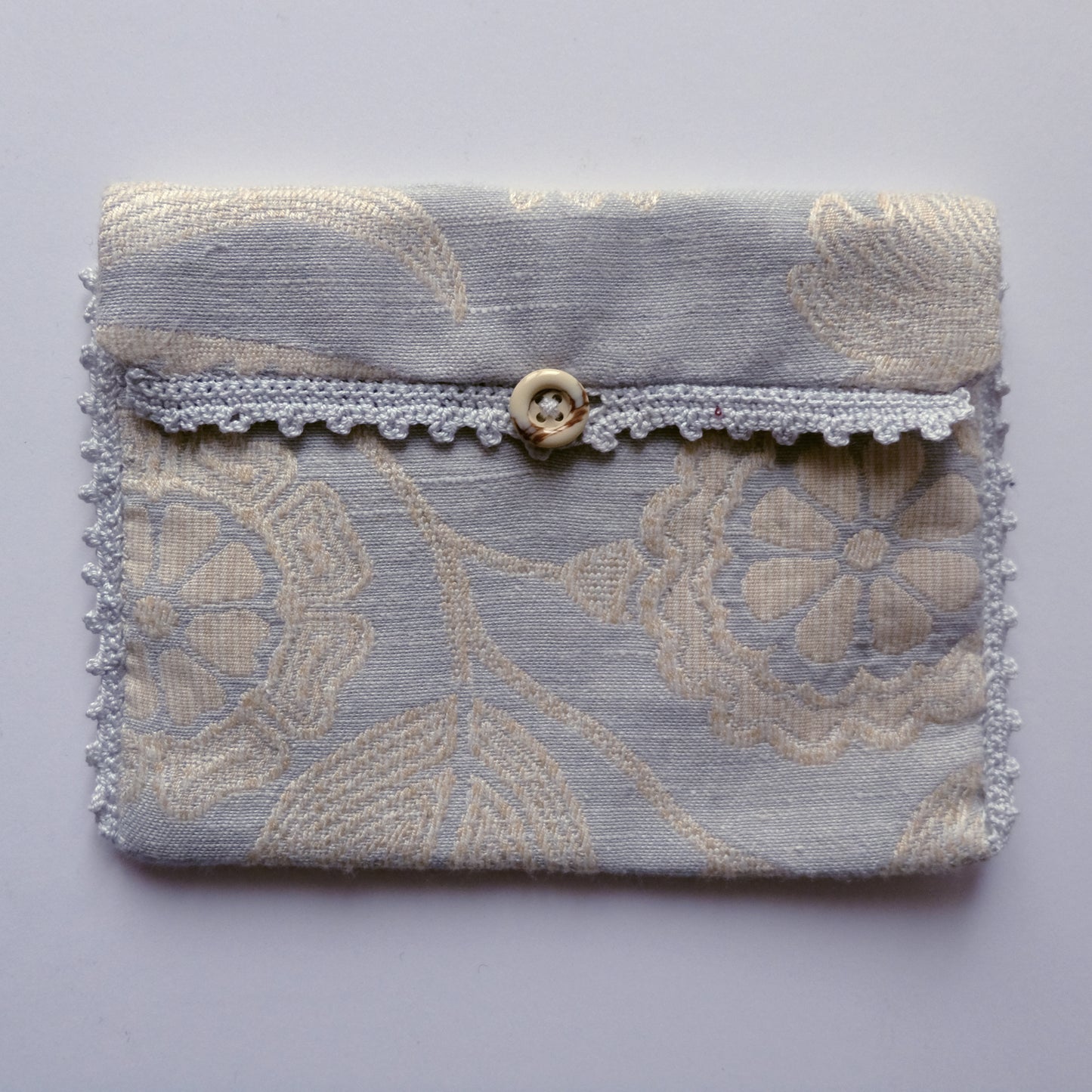 Custodia foderata e ricamata all'uncinetto