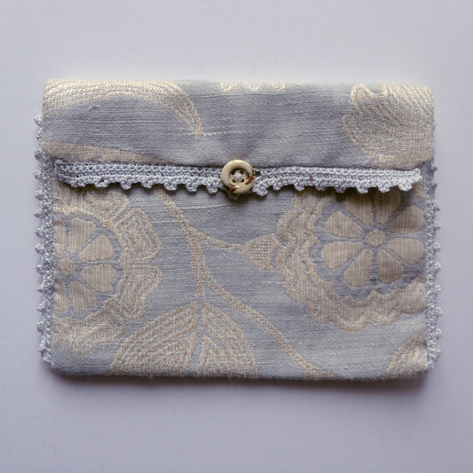 Custodia foderata e ricamata all'uncinetto