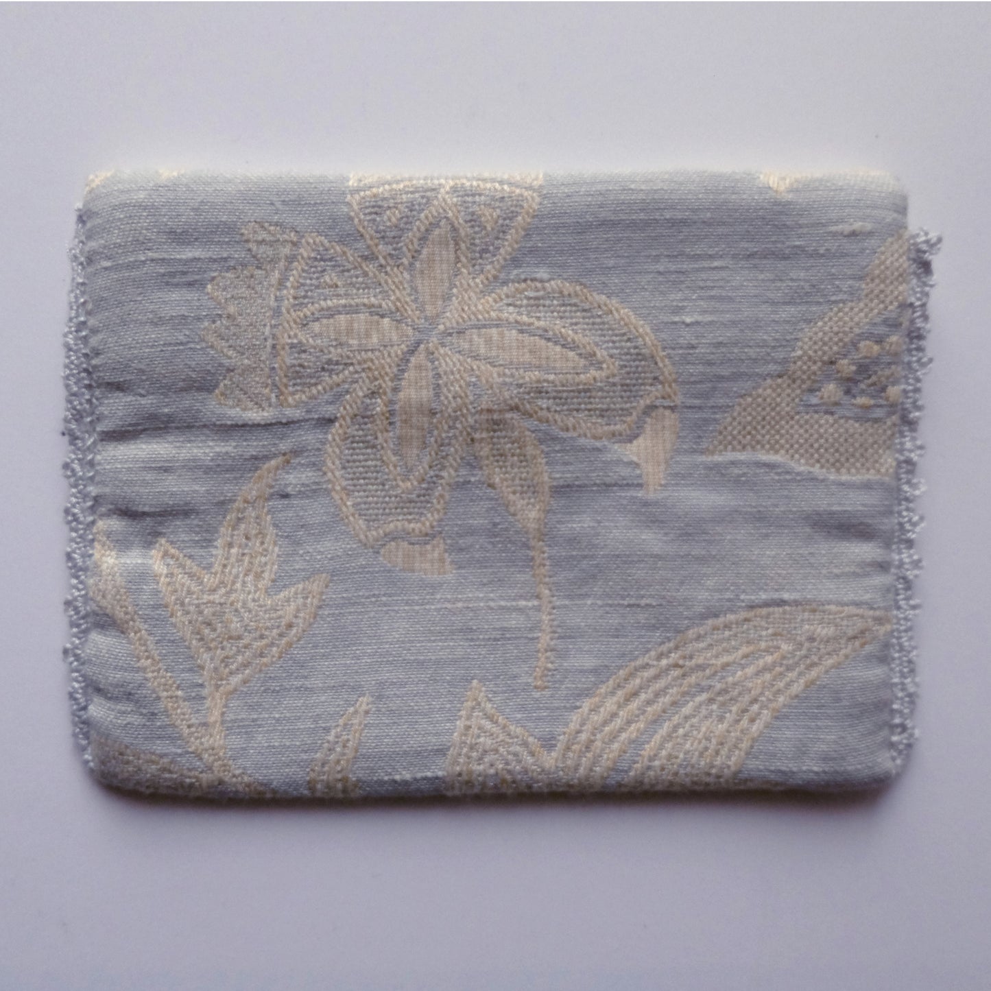 Custodia foderata e ricamata all'uncinetto