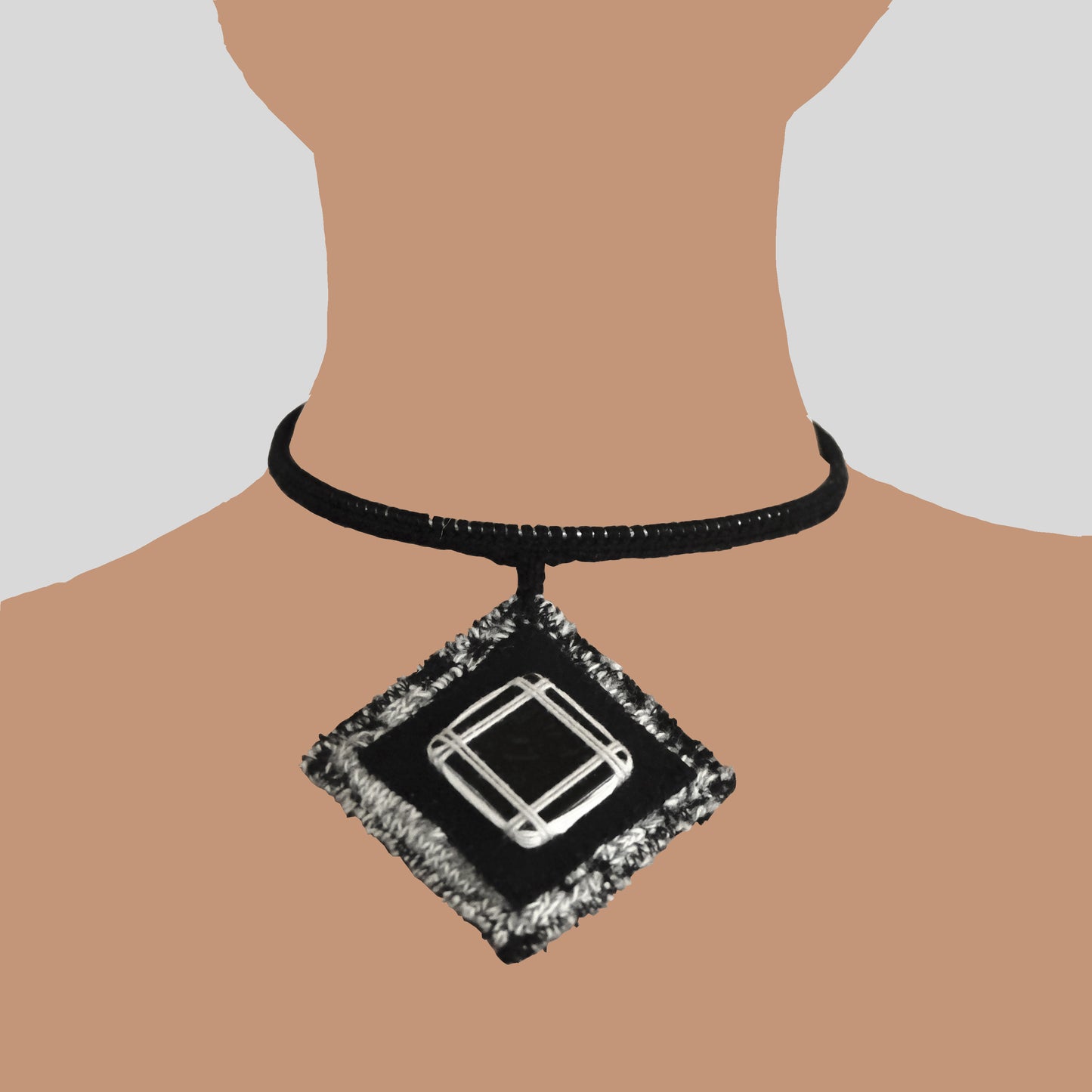 Collana rigida con rombo