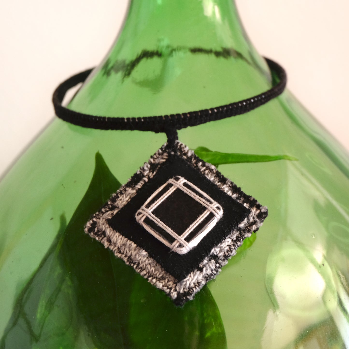 Collana rigida con rombo