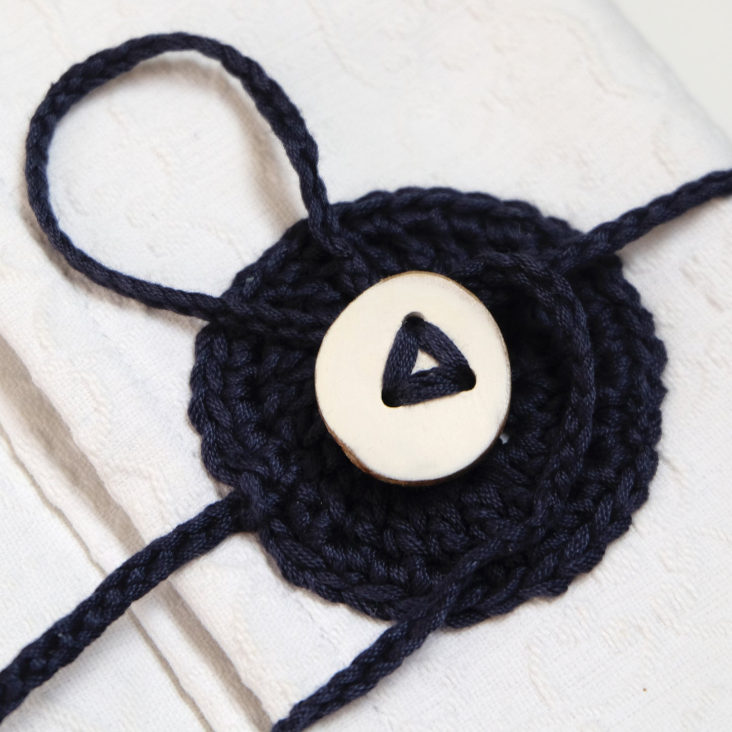 Custodia imbottita con bottone in legno