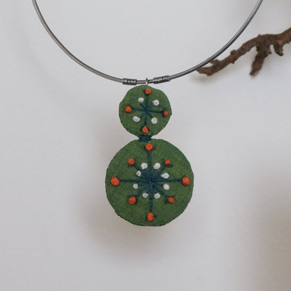 Collana rigida con ciondolo ricamato