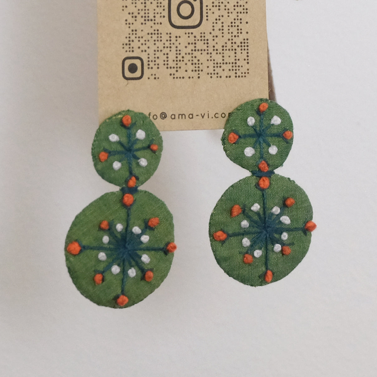 Orecchini con tondini ricamati