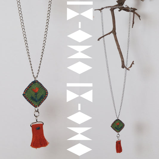 Catenella con ciondolo ricamato tulipano