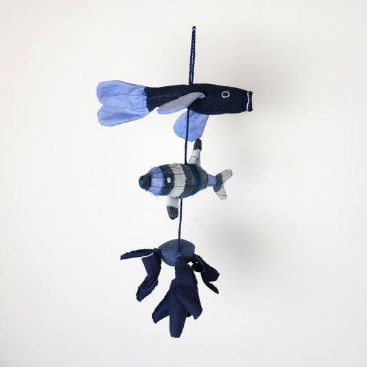 Giostrina con tre pesciolini blu