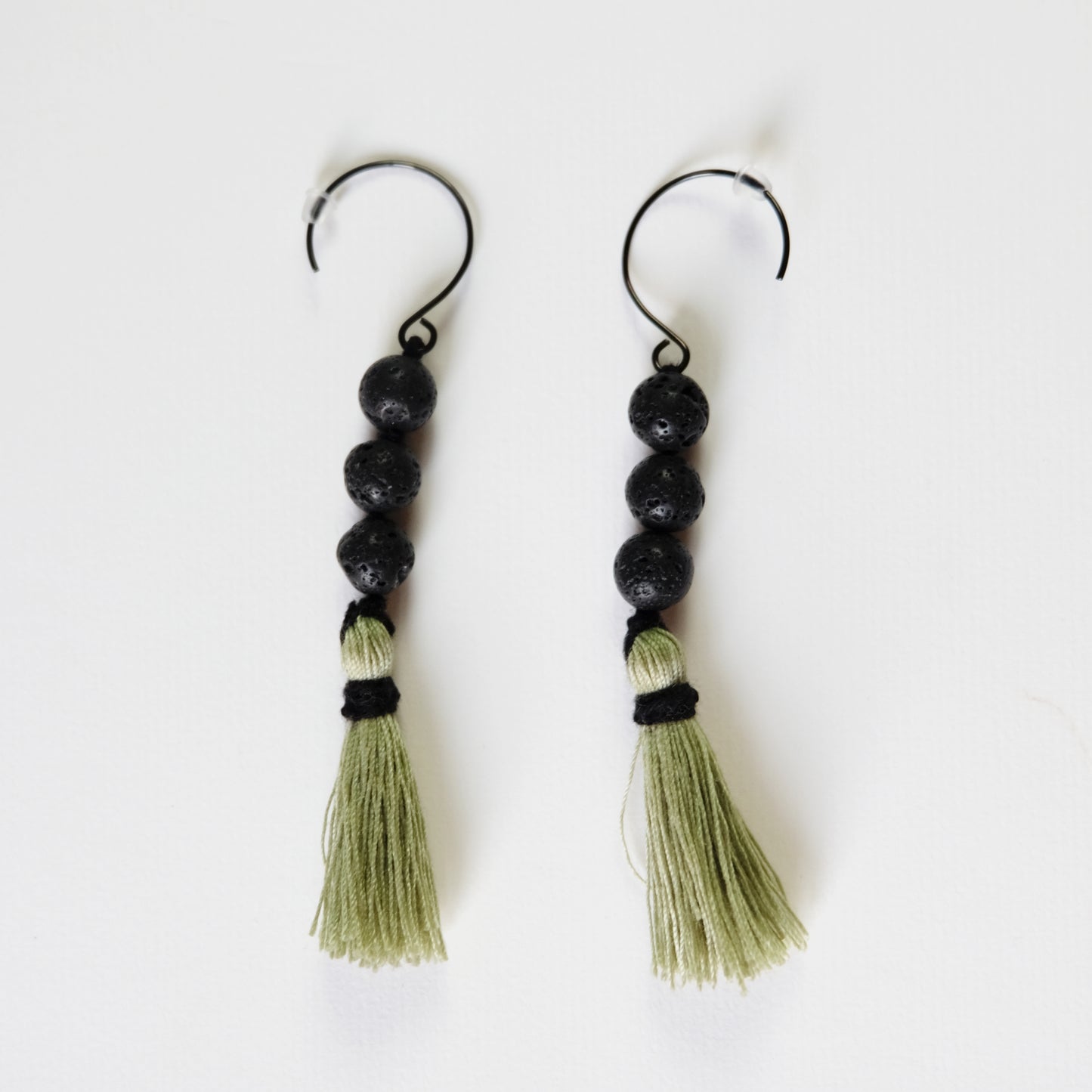Orecchini con pietra vulcanica e nappa verde chiaro