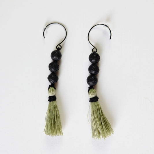 Orecchini con pietra vulcanica e nappa verde chiaro