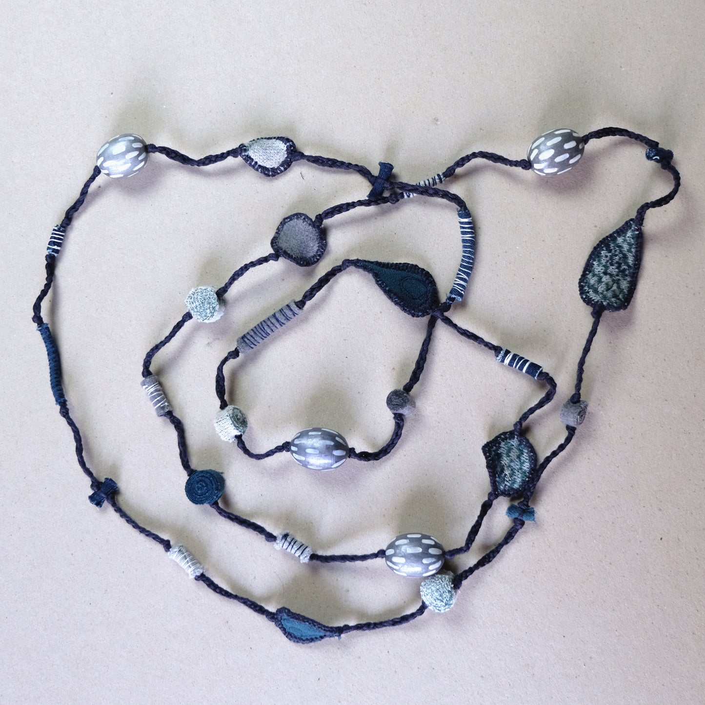 Collana lunga con gocce