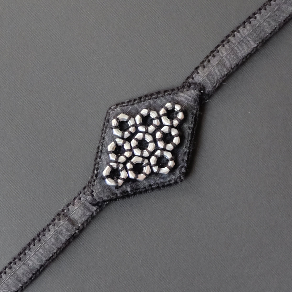 Collana choker seta e bulloni