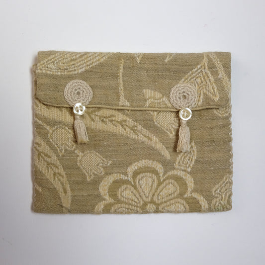 Custodia foderata e ricamata all'uncinetto