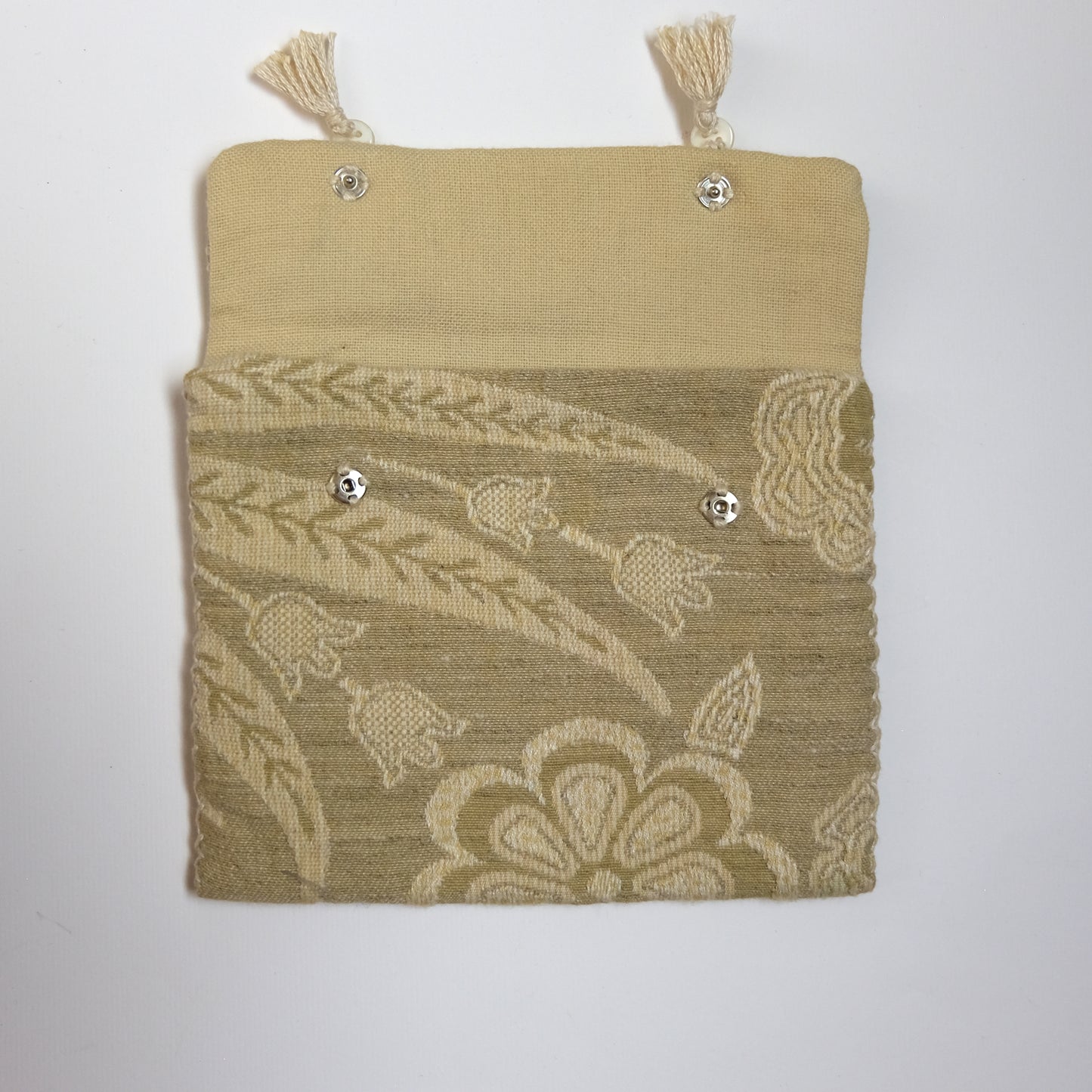 Custodia foderata e ricamata all'uncinetto