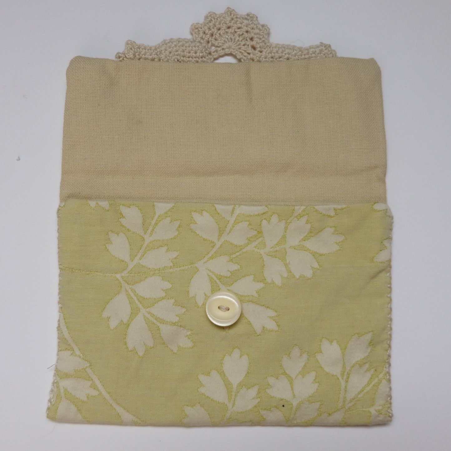 Custodia foderata e ricamata all'uncinetto