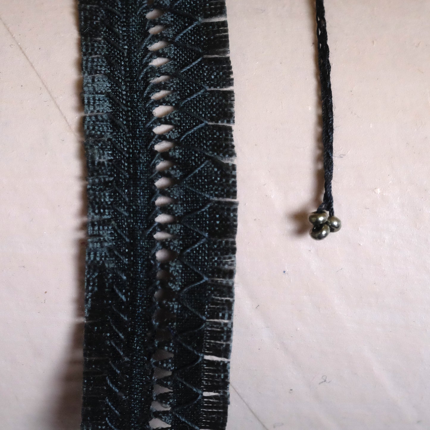 Choker in seta antracite punto giorno