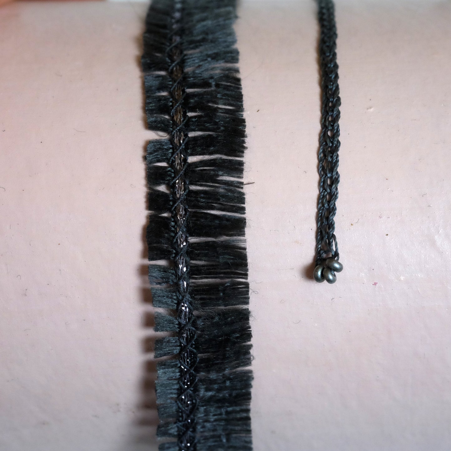 Choker in seta ricamato con inserto in lurex