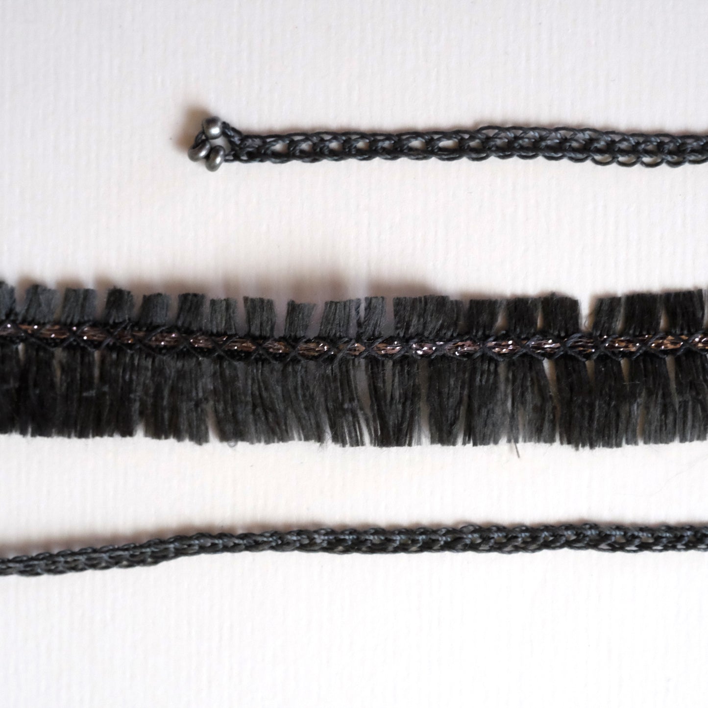 Choker in seta ricamato con inserto in lurex