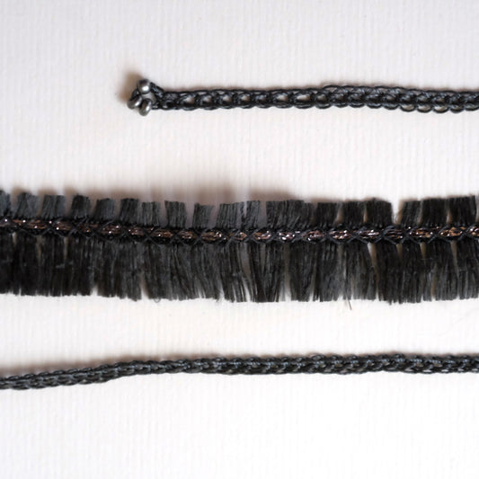 Choker in seta ricamato con inserto in lurex