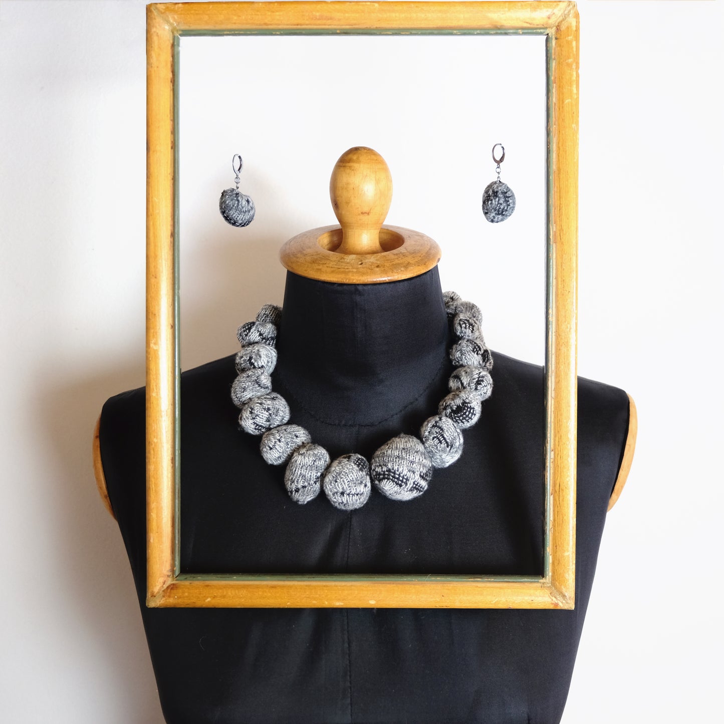 Orecchini pallina di cenere