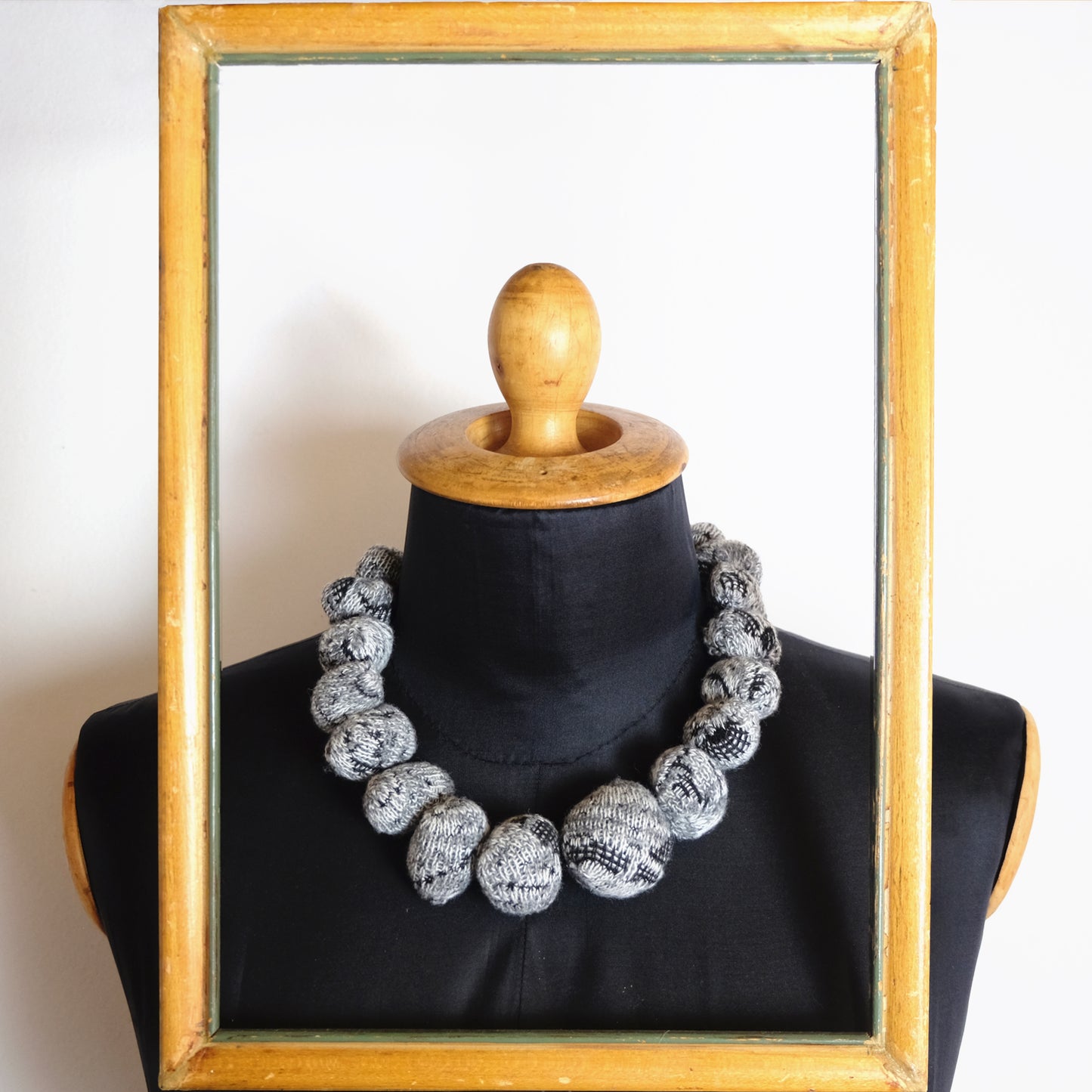 Collana palline di fuliggine _ Black smoker